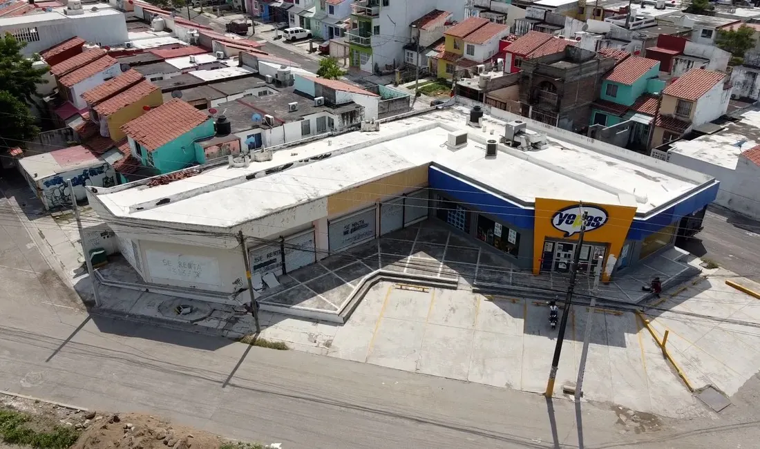 Fachada y estacionamiento de Locales Campanario